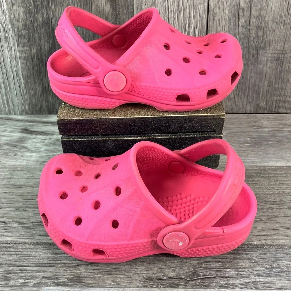 Crocs Classic Clogs Electric Pink Kids Size 6 7 Slip On Shoes Breathable Foam